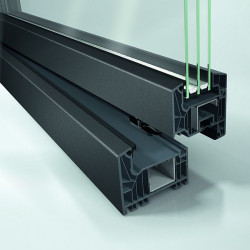 Okno Schüco LivIng w kolorze SAF-DB 703 na profilu barwionym w masie na szaro  Fot. Schüco