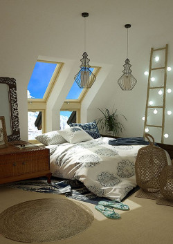 Okno kolankowe to niebanalny i designerski sposób na stworzenie jasnej i przestrzennej aranżacji poddasza