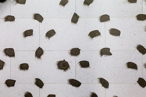 Talerzyki łączników warto po ich zamontowaniu zaszpachlować klejem do wykonywania warstwy zbrojnej