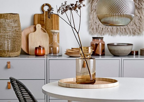 Kolekcja SS17 składa się, m.in. z klasycznych krzeseł, miękkich ręczników, a także stołów i kuchennych akcesoriów