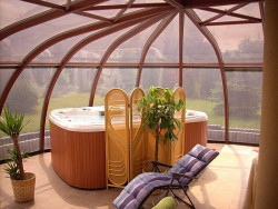 By nie tracić widoków zachęcamy do lokalizacji na zadaszonych tarasach, ogrodach zimowych