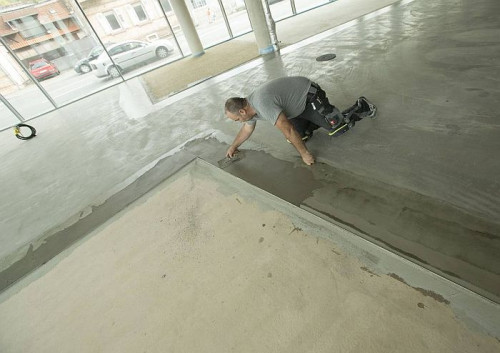 Szpachlowanie podłoża to jedna z podstawowych czynności, którą wykonuje się przed montażem okładziny podłogowej