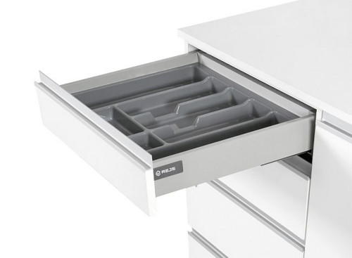 W szufladach, w których zamierzamy przechowywać zastawę stołową znakomicie sprawdzają się również specjalnie wyprofilowane uchwyty