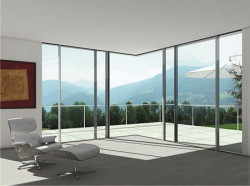 Panoramiczne drzwi przesuwne Schüco ASS 77 PD.HI z otwieranym narożem 90° pozwalają doświetlić wnętrza o każdej porze dnia  Fot. Schüco