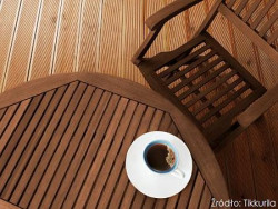 Skutecznym i popularnym sposobem na ochronę drewna na zimę jest też jego olejowanie