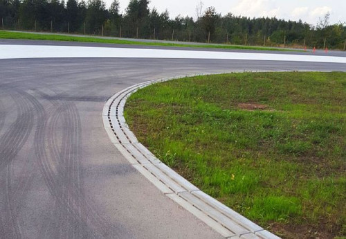 DriveLand to nowoczesny ośrodek doskonalenia techniki jazdy stopnia wyższego