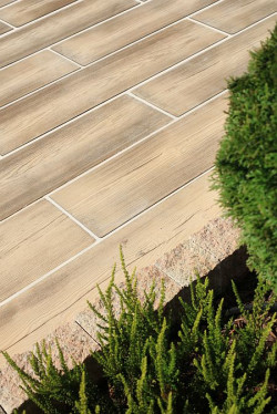 Nawierzchnię z płyt betonowych w ogrodzie można układać na dwa sposoby