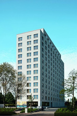 Budynek z lat 70. po renowacji Fot. Schüco