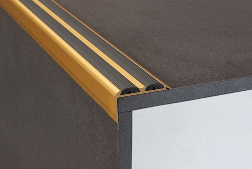 Kątownik A 37 przeznaczony jest do stosowania na stopniach schodowych, zarówno we wnętrzach jak i na zewnątrz