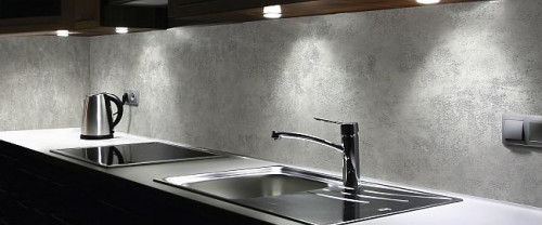 Urok betonu jeszcze bardziej podkreśli designerskie oświetlenie