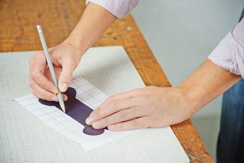 Następnie narysuj ołówkiem kształt miski w danym wymiarze na środku siedziska obydwu krzeseł