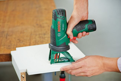 Przy pomocy akumulatorowej piły uniwersalnej Bosch PST 10,8 LI wytnij zaznaczony kształt w drewnianym meblu