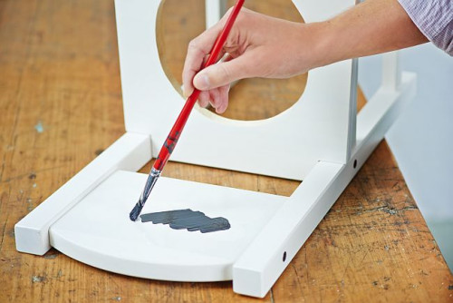 Czarną matową farbą lub farbą tablicową wypełnij przyklejony szablon z folii