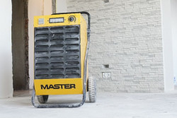 Pracę nagrzewnic wielokrotnie wspomagają osuszacze powietrza oraz wentylatory