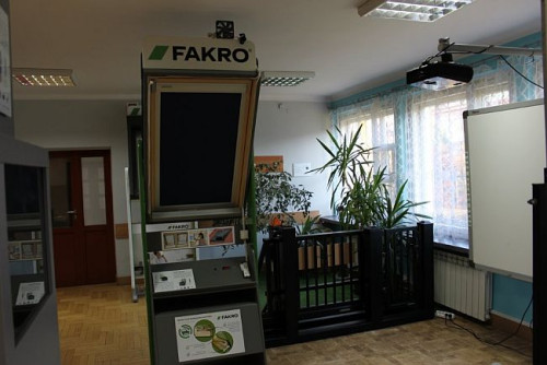 W ramach współpracy FAKRO wyposażyło pracownię w komplet materiałów informacyjnych, instrukcji oraz przede wszystkim w ekspozycje okna i dodatków w systemie Z-Wave