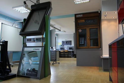 Firma FAKRO, czołowy producent okien dachowych i schodów strychowych, po raz kolejny zaangażowała się w kształcenie zawodowe młodzieży