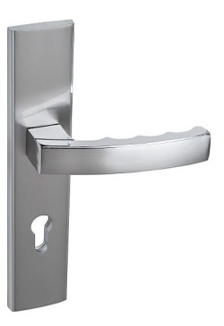 Do drzwi wewnątrzklatkowych w zupełności wystarczą klamki pokryte powłoką chromu lub niklu