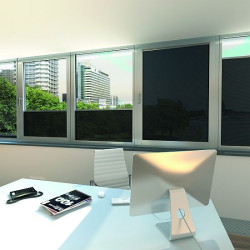 Schüco Integralmaster to bardzo  nowoczesne rozwiązanie komfortowych  przesłon okiennych chroniących przed  przegrzewaniem pomieszczeń i rażącym  światłem Fot. Schüco