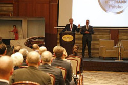 Właściciel przedsiębiorstwa Hörmann - Christoph Hörmann przypomniał historię firmy Hörmann Polska i wręczył dyplomy osobom pracującym w niej od 25 lat