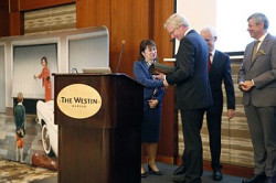 Właściciel przedsiębiorstwa Hörmann - Christoph Hörmann przypomniał historię firmy Hörmann Polska i wręczył dyplomy osobom pracującym w niej od 25 lat 