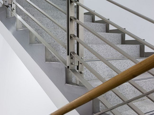 Wykończenie klatki schodowej stanowi ważny etap budowy bądź remontu domu