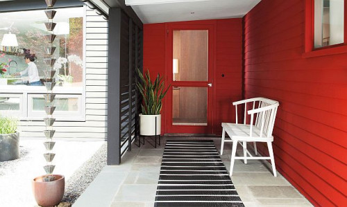 Proponowana przez producenta czerwień różni się od tej, którą możemy obserwować w najbliższym otoczeniu, zaskakuje niespotykaną głębią