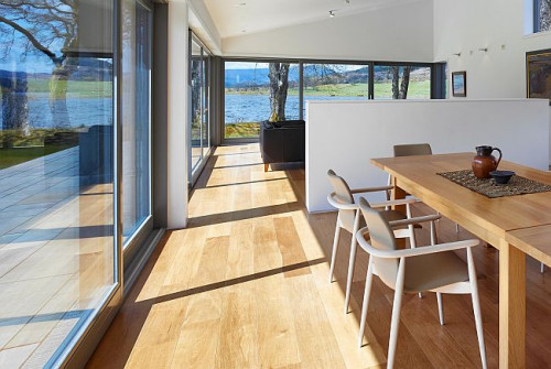 Wnikające do domu światło dzienne podnosi komfort życia, a jednocześnie odgrywa istotną rolę w aranżacji wnętrz