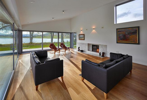 Ramy okien i drzwi tarasowych lepiej wykonać w mniej intensywnych barwach