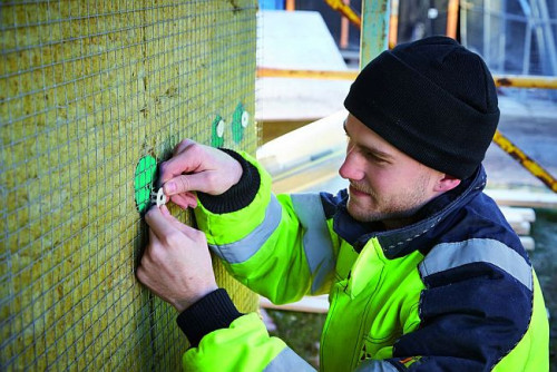 Aby zachować jednakową barwę gotowego tynku, pojedynczą ścianę najlepiej wykonać w ciągu tego samego dnia