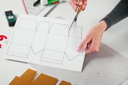 Na sznurkach możesz po prostu przyczepić samodzielnie zrobione obrazki