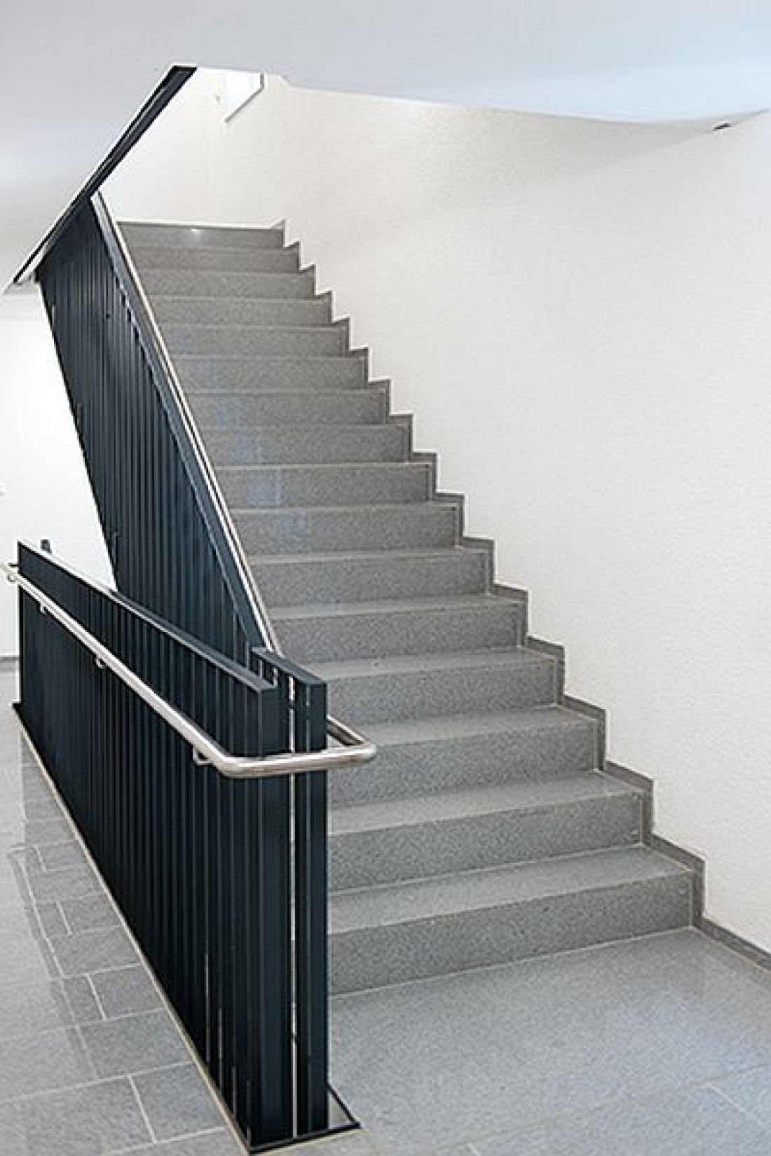 Schöck: Ochrona przeciwpożarowa klatek schodowych z systemem izolacji akustycznej