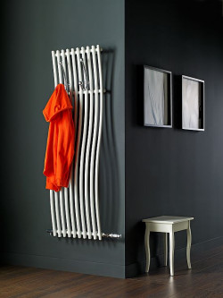 Dzięki grzejnikom marki Purmo zabezpieczymy hol przed wychłodzeniem oraz urozmaicimy jego aranżację