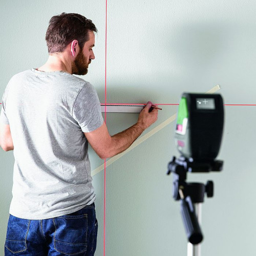 Aby stworzyć komin, ustaw laser na tryb samopoziomujący nad obrysem lewej strony dachu