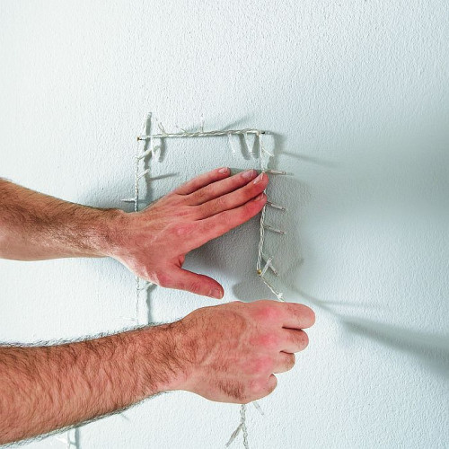 Teraz możesz wbić gwoździe we wszystkich zaznaczonych punktach, a następnie rozciągnąć sznur z lampkami pomiędzy nimi, tworząc obrys domu