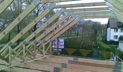 Konstrukcje attykowe pozwalają na wygospodarowanie powierzchni użytkowej na poddaszu wolnej od słupów podporowych