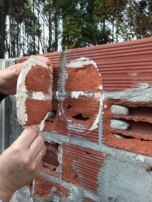 Próba wytrzymałościowa kleju TEAIS - wyrwany kawałek cegły a nie izolacji termicznej