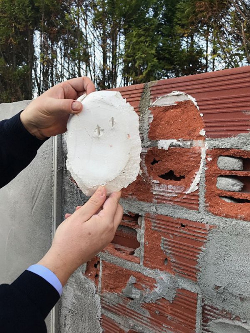 Mocny klej marki TEAIS - oderwiesz tylko razem z kawałkiem muru