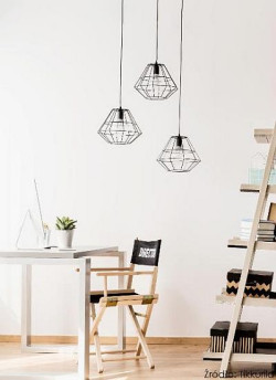 Jeśli nasze domowe biuro jest niewielkich rozmiarów, najlepiej postawić na meble z naturalnego drewna i delikatne dodatki