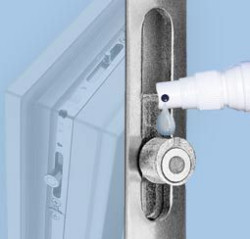 Stosowanie oleju zapewnia płynne funkcjonowanie okucia