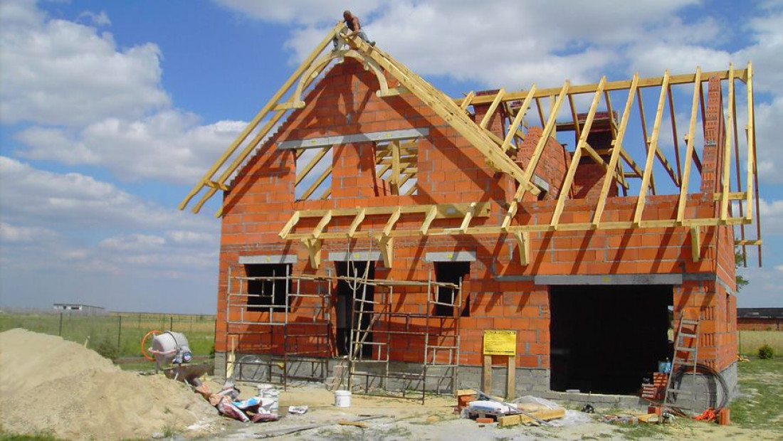Prefabrykacja drewnianych konstrukcji dachowych - oszczędności, jakość, bezpieczeństwo