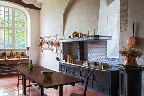 Dominujący, zachłanny, wyraźnie odcinający się od tła, w które spycha wszelkie inne elementy aranżacji