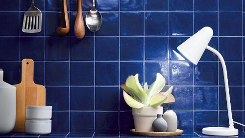 Producent, zainspirowany dziedzictwem ceramicznego zagłębia Sassuolo stworzył kolekcję płytek, która bazuje na dwóch kolorach - głębokim granacie i bieli