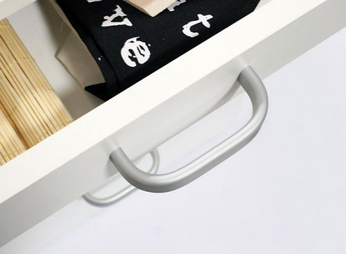 Firma REJS, starając się spełnić oczekiwania nawet najbardziej wymagających klientów, w swojej ofercie prezentuje rozmaite wzory i kolory aluminiowych uchwytów meblowych