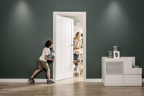 Wyróżniają się nietypowym pionowym układem linii, nawiązując tym samym do klasycznych drzwi wykonanych z prostych elementów