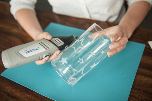 Pracę kontynuujemy do momentu aż cały wzór z kartki wygrawerujemy na szklanym pojemniku