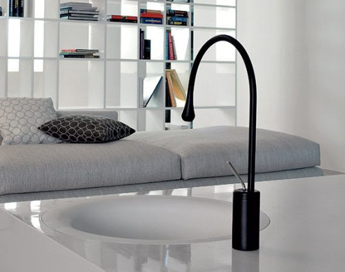 Ponadczasowa czerń wkracza do naszych domów w wielkim stylu