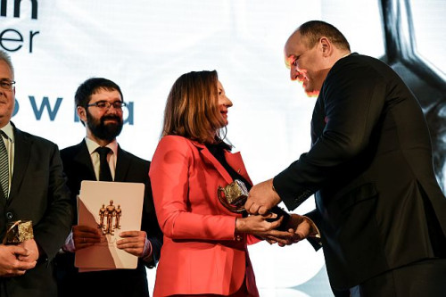 Inga Różycka, manager ds logistyki odbiera statuetkę