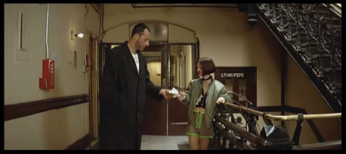 Dwoje głównych bohaterów tego filmu poznaje się na klatce schodowej – miejsce jest nieprzypadkowe