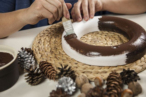 Styropianową oponkę malujemy brązową farbą