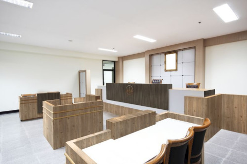 Zabudowy meblowe we wnętrzach użyteczności publicznej poddawane są zdecydowanie większym obciążeniom